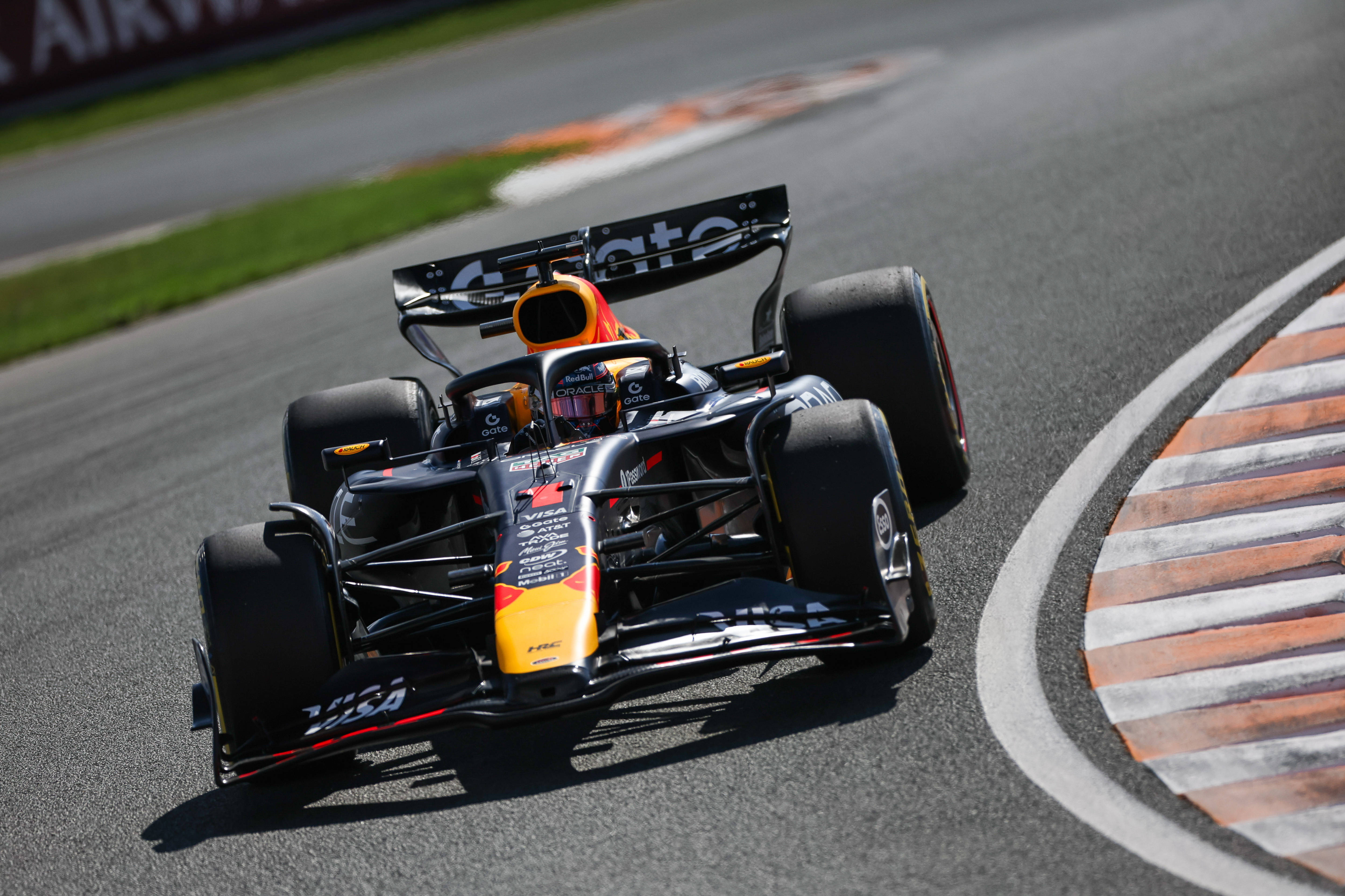 迈凯伦力克梅赛德斯,皮亚斯特里扛起全队 迈凯伦力克梅赛德斯,皮亚斯特里扛起全队