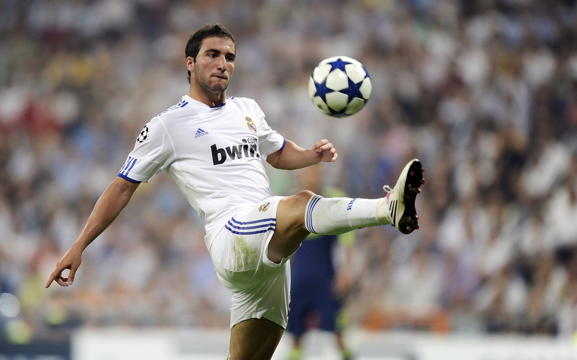 冰火对决，奥斯梅恩一剑封喉，乌克兰铁军鏖战利物浦